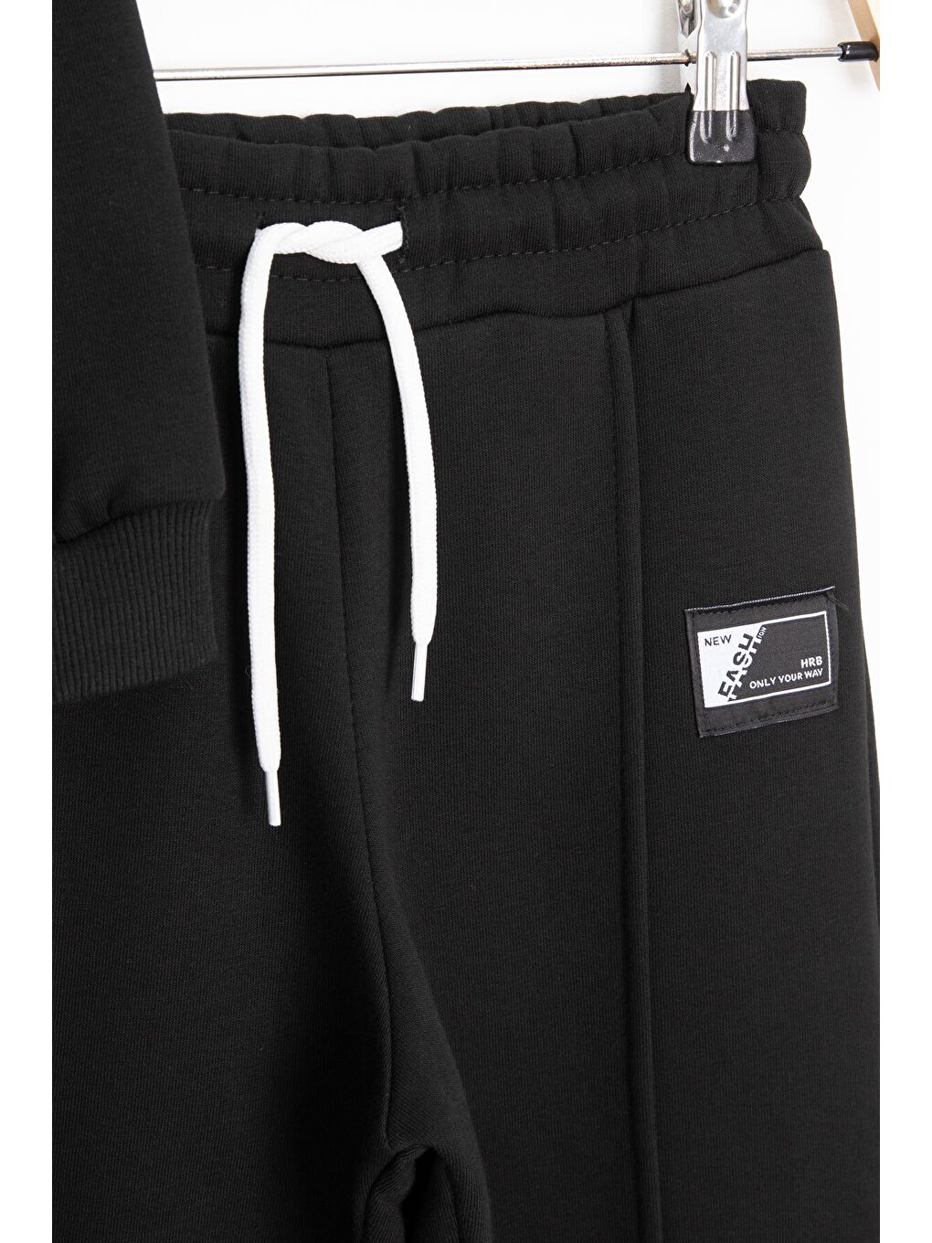 Siyah Erkek Çocuk Arma Detaylı Şardonlu Eşofman Takımı 23349-4