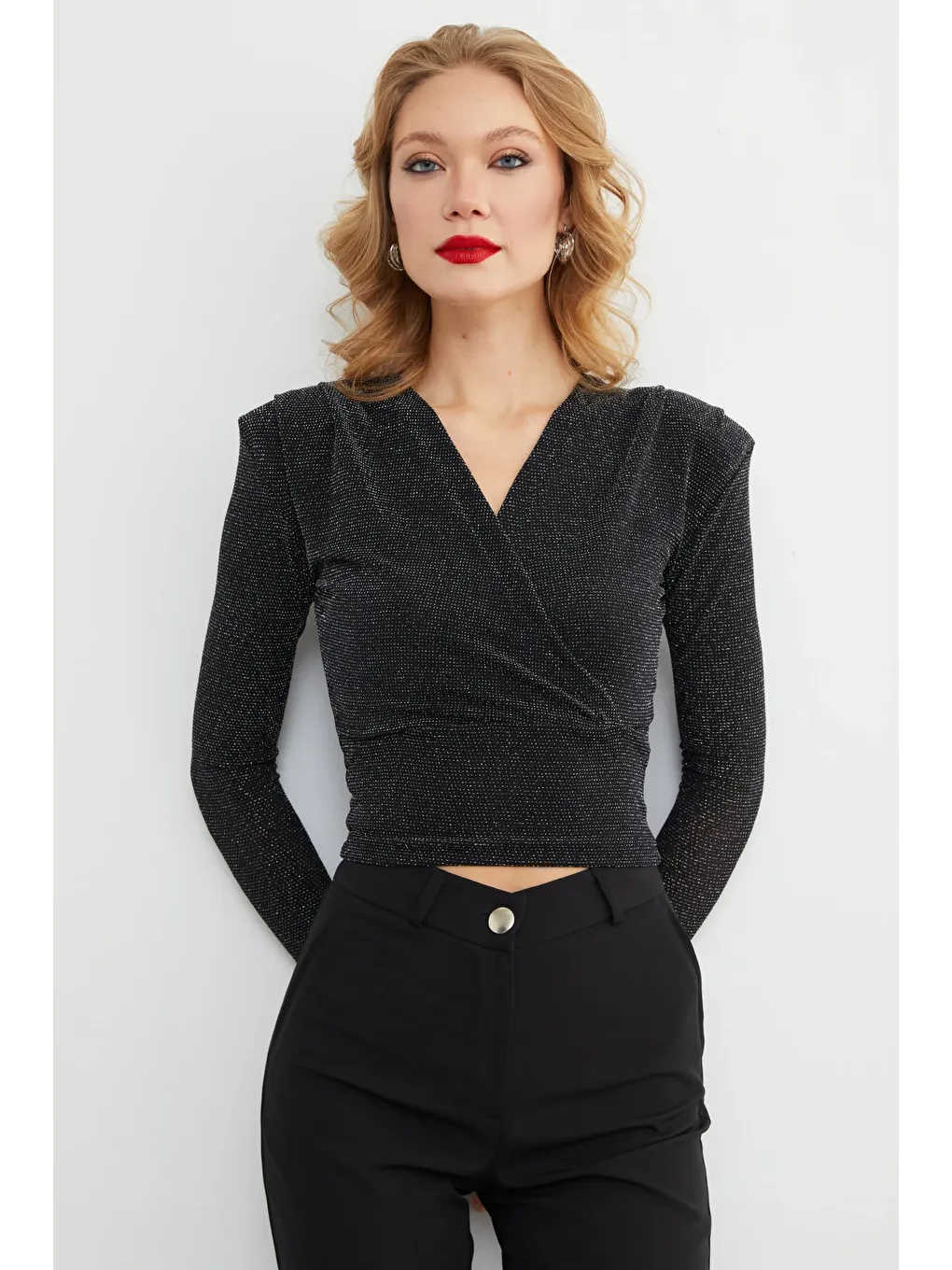 Siyah Omuz Vatkalı Simli Kruvaze Yaka Bluz