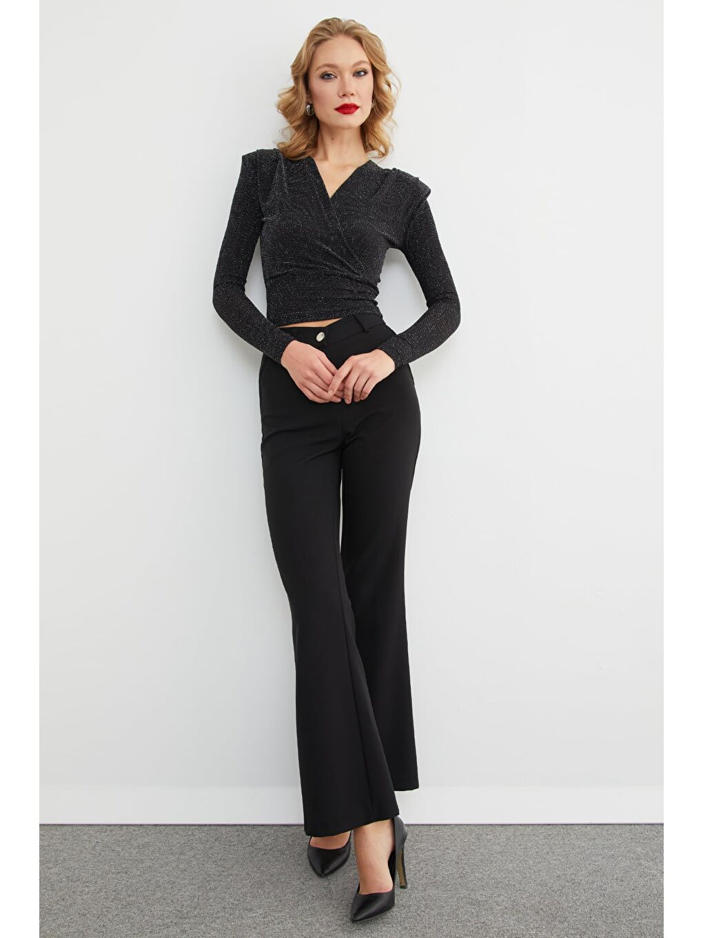 Siyah Omuz Vatkalı Simli Kruvaze Yaka Bluz-1