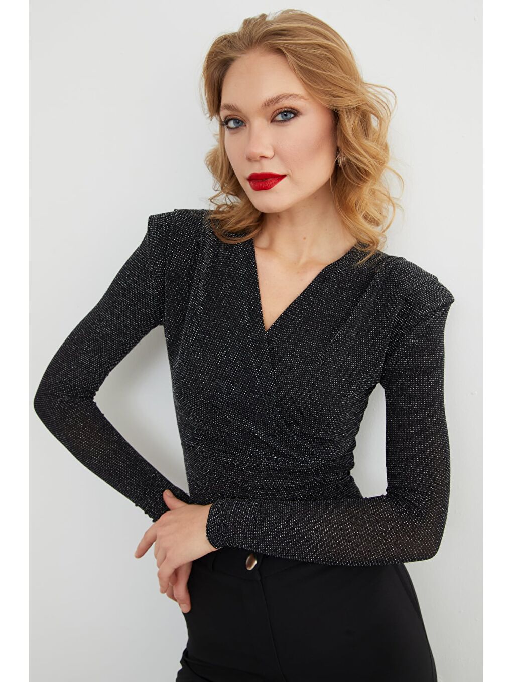 Siyah Omuz Vatkalı Simli Kruvaze Yaka Bluz-2