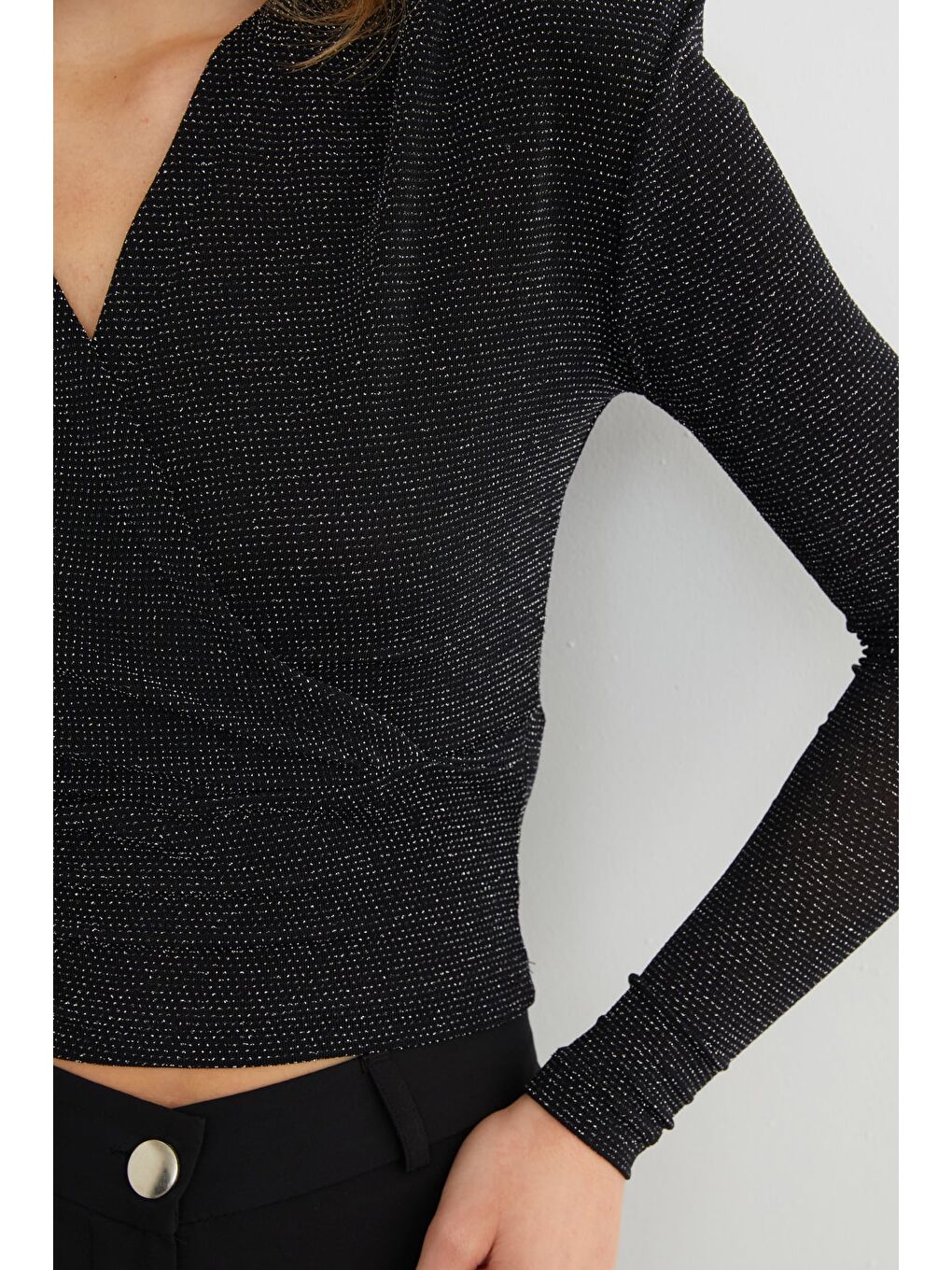 Siyah Omuz Vatkalı Simli Kruvaze Yaka Bluz-3