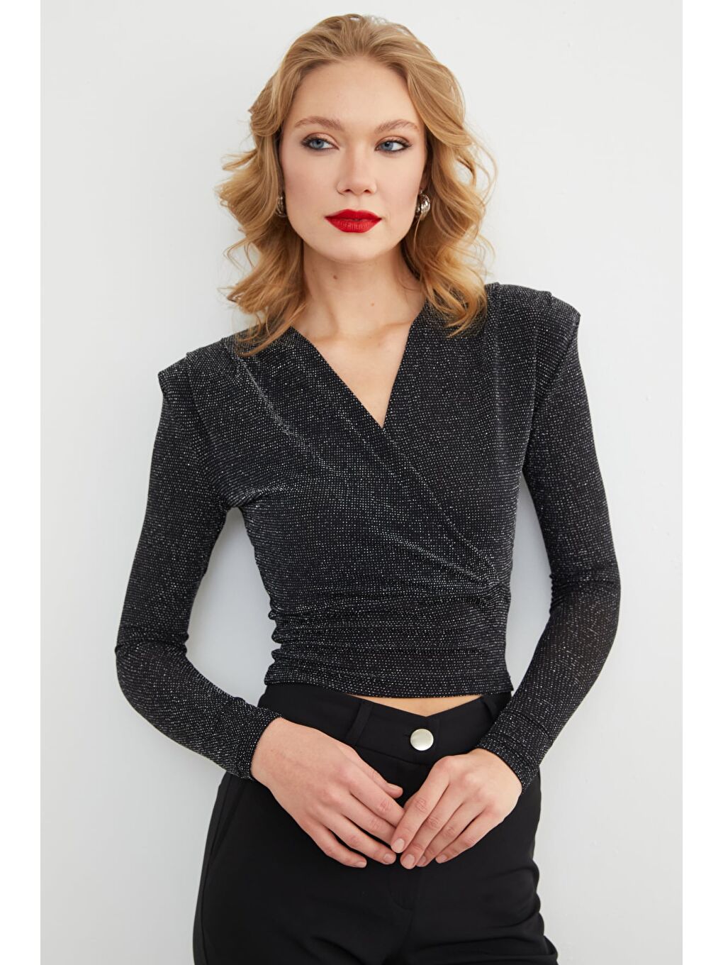 Siyah Omuz Vatkalı Simli Kruvaze Yaka Bluz-4