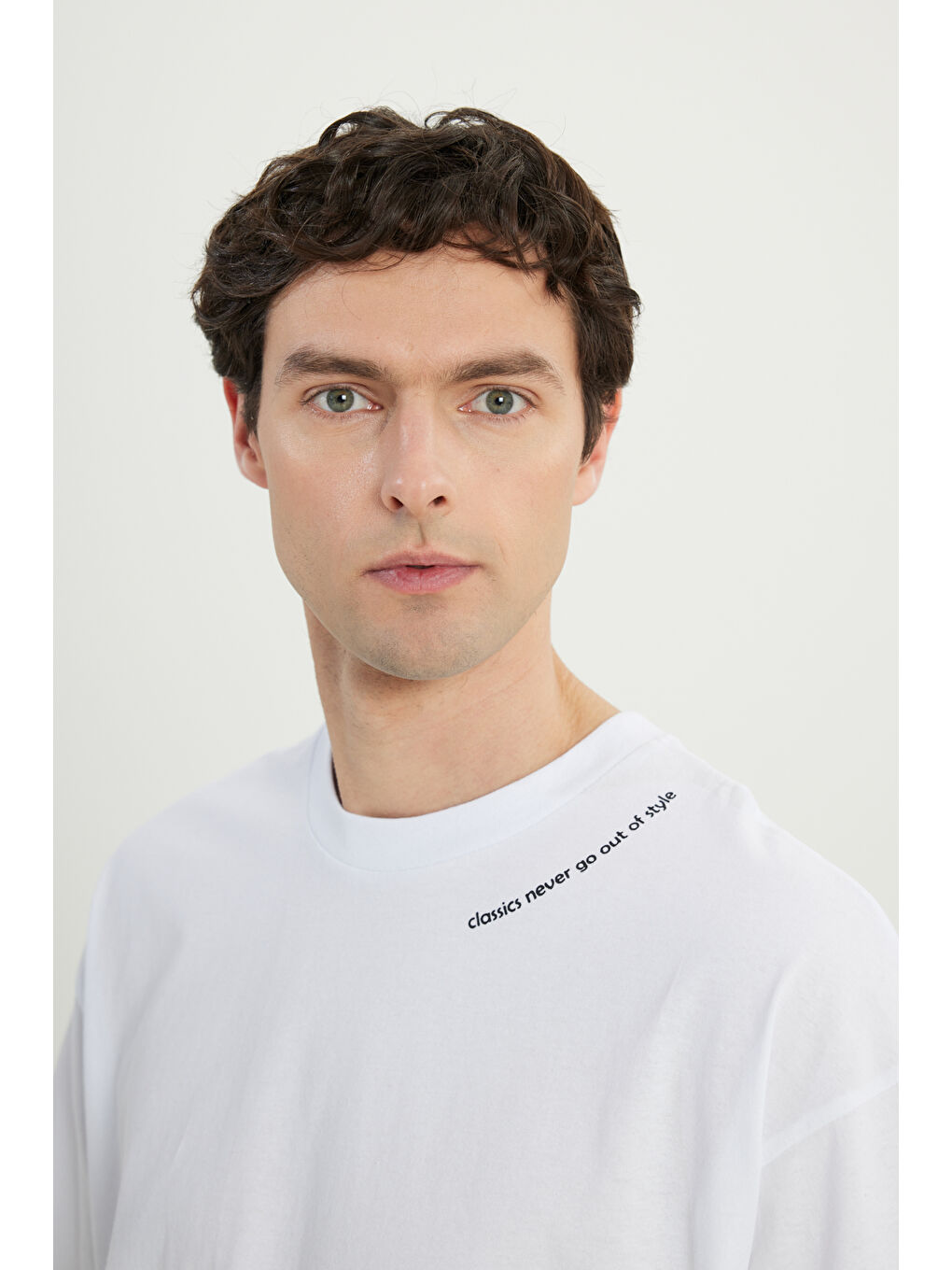 Erkek Beyaz %100 Pamuk Oversize Fit Rahat Kesim Bisiklet Yaka Baskılı Tişört-3