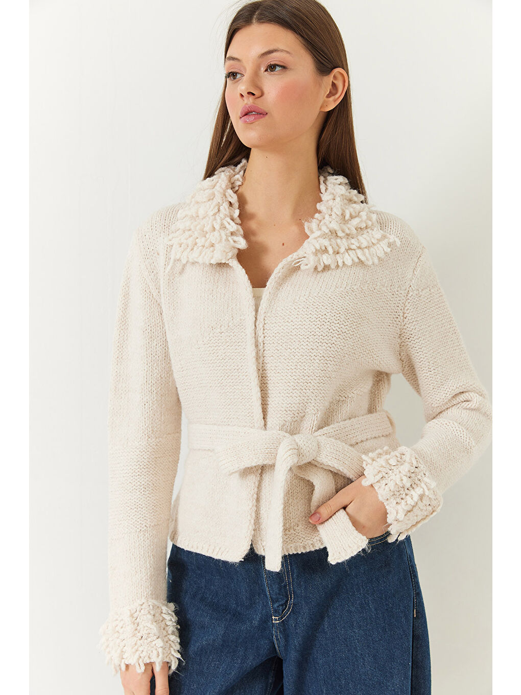 Ekru Kadın Yaka ve Kol Ucu Püsküllü Triko Hırka-1