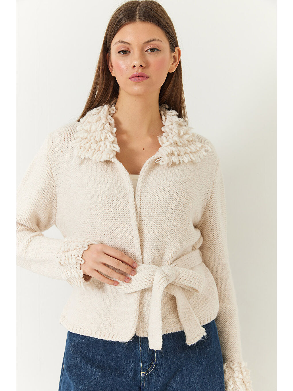 Ekru Kadın Yaka ve Kol Ucu Püsküllü Triko Hırka-2