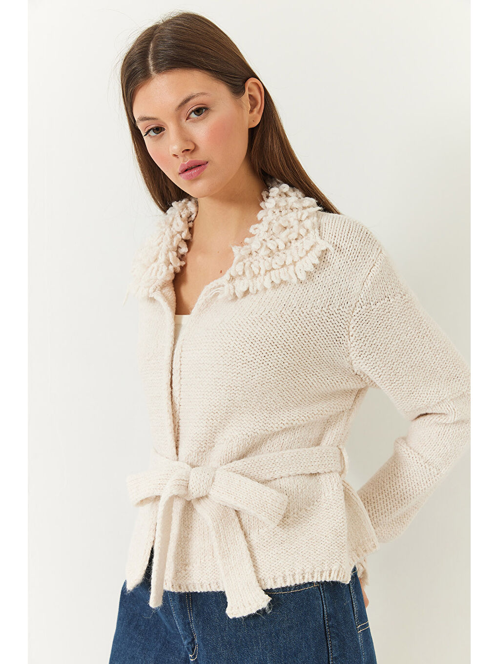Ekru Kadın Yaka ve Kol Ucu Püsküllü Triko Hırka-3
