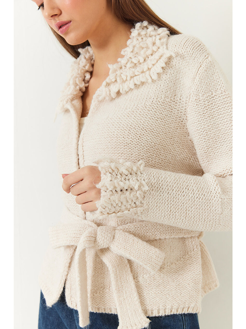 Ekru Kadın Yaka ve Kol Ucu Püsküllü Triko Hırka-4