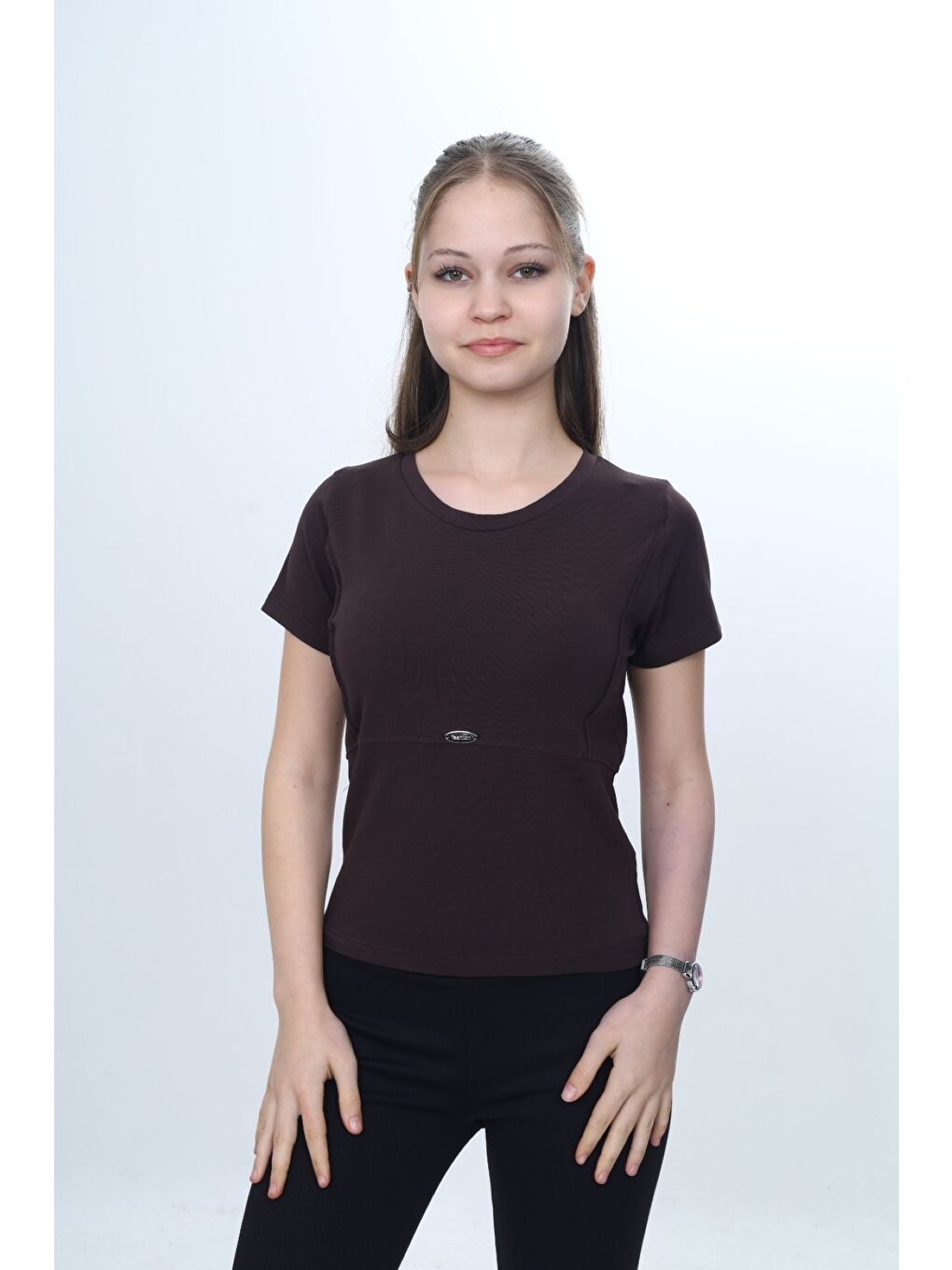 Kahverengi Kız Çocuk Bisiklet Yaka Kısa Kollu Dikiş Detaylı Metal Armalı Tişört 24984