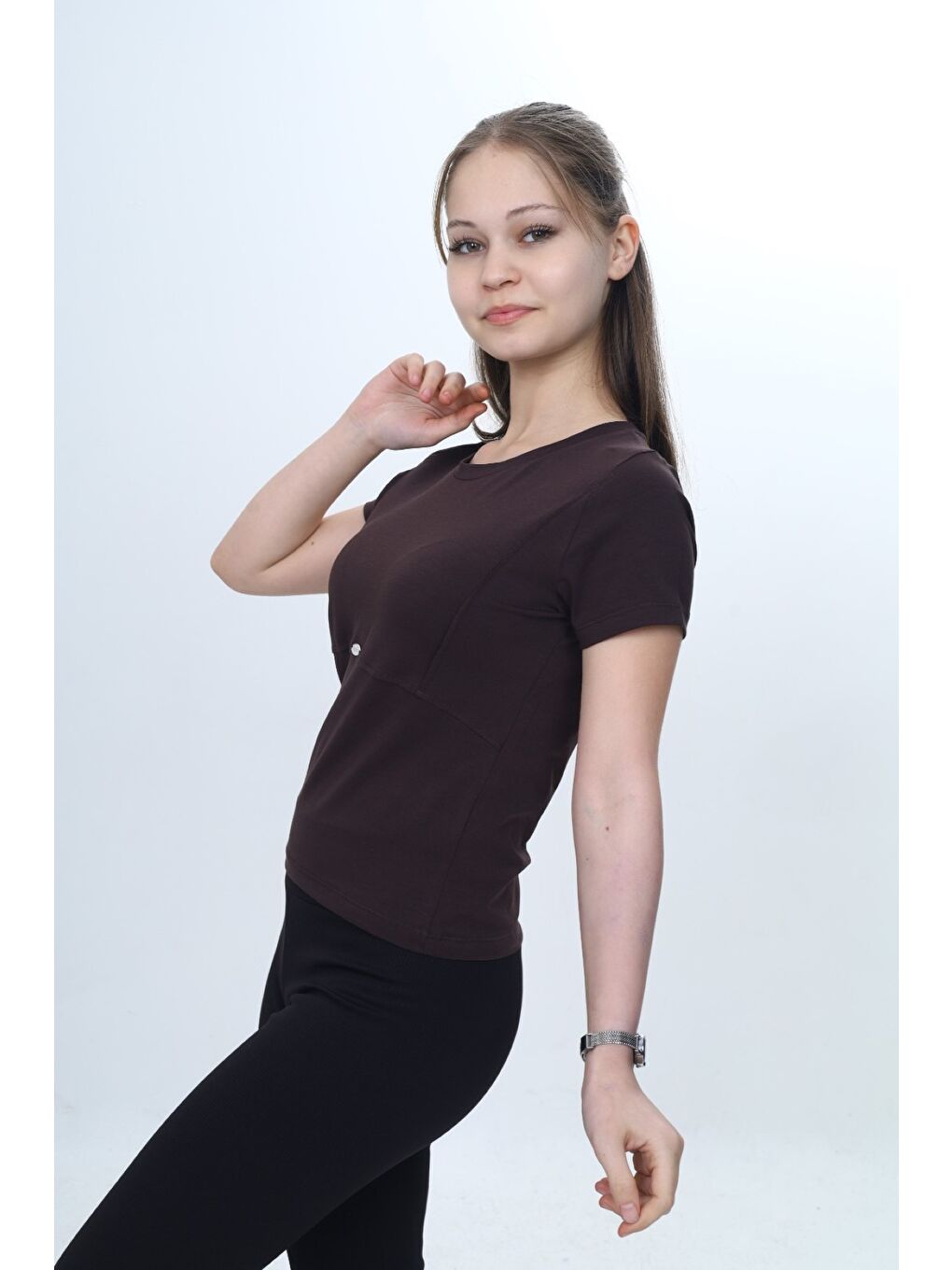 Kahverengi Kız Çocuk Bisiklet Yaka Kısa Kollu Dikiş Detaylı Metal Armalı Tişört 24984-1