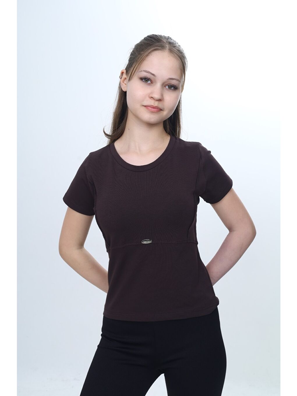 Kahverengi Kız Çocuk Bisiklet Yaka Kısa Kollu Dikiş Detaylı Metal Armalı Tişört 24984-2