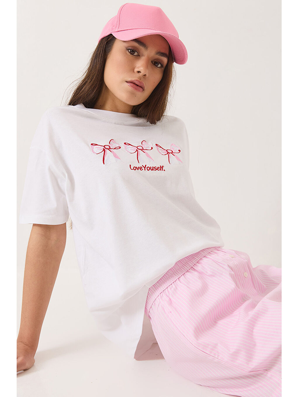 Beyaz Kadın Bisiklet Yaka Kısa Kollu Nakışlı T-Shirt