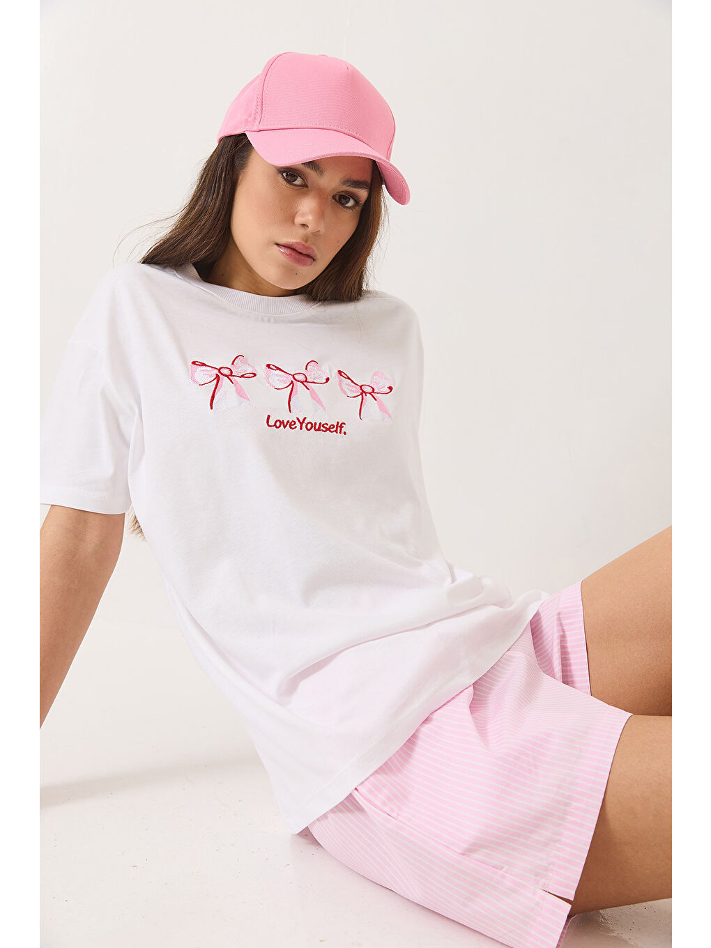 Beyaz Kadın Bisiklet Yaka Kısa Kollu Nakışlı T-Shirt-1