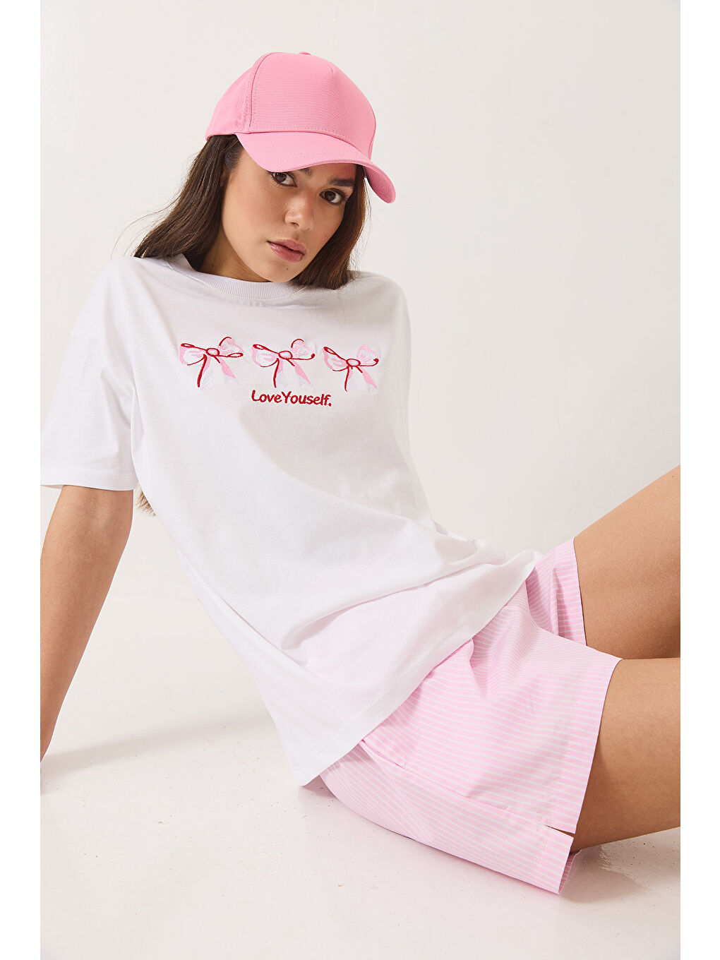 Beyaz Kadın Bisiklet Yaka Kısa Kollu Nakışlı T-Shirt-2