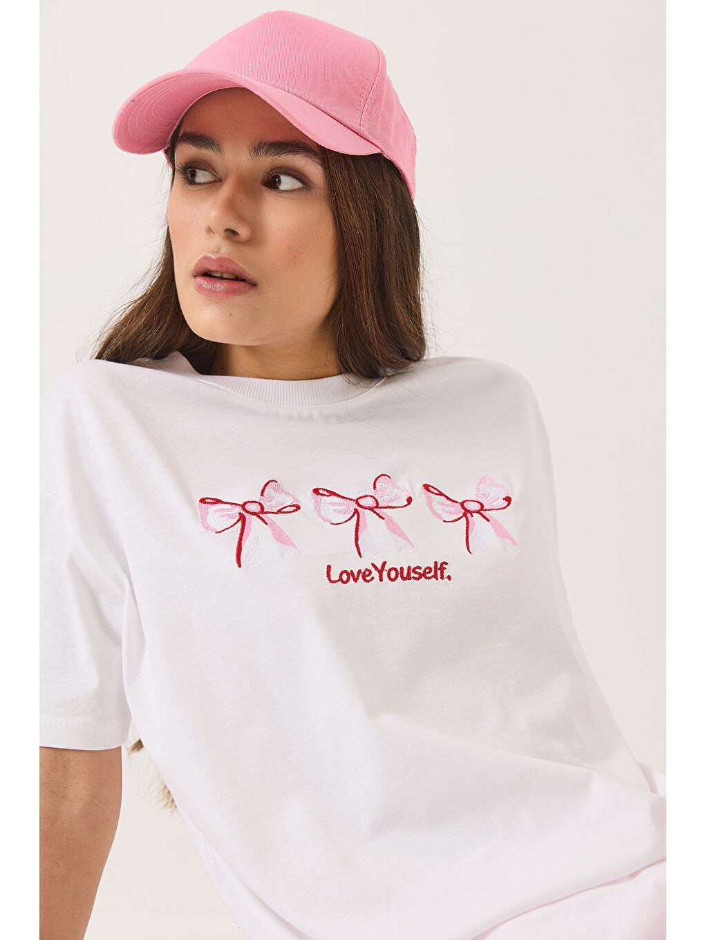 Beyaz Kadın Bisiklet Yaka Kısa Kollu Nakışlı T-Shirt-3