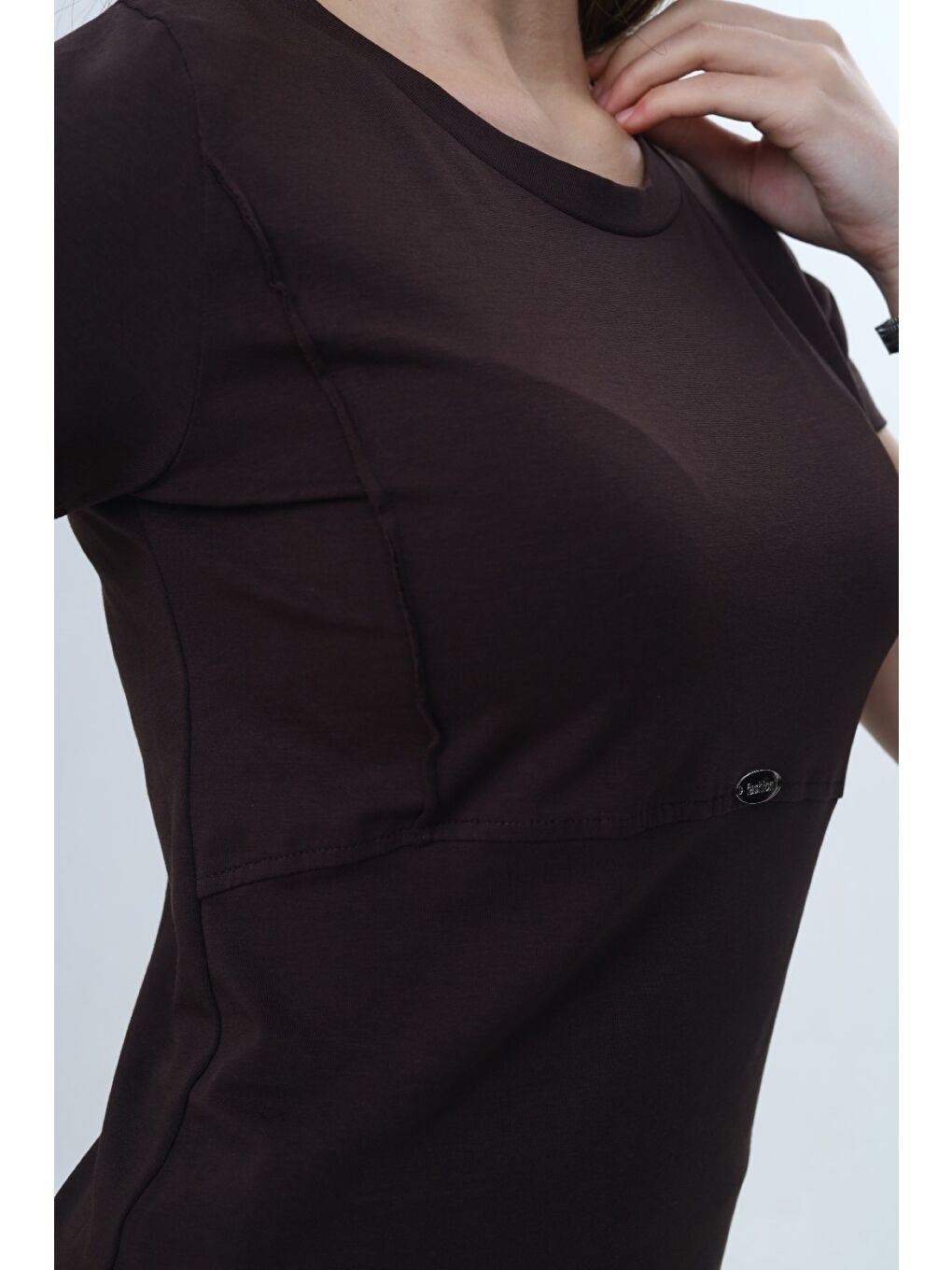 Kahverengi Kız Çocuk Bisiklet Yaka Kısa Kollu Dikiş Detaylı Metal Armalı Tişört 24984-4