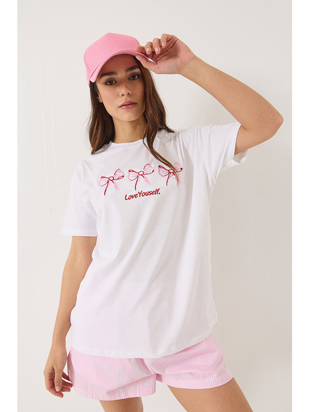 Beyaz Kadın Bisiklet Yaka Kısa Kollu Nakışlı T-Shirt-4