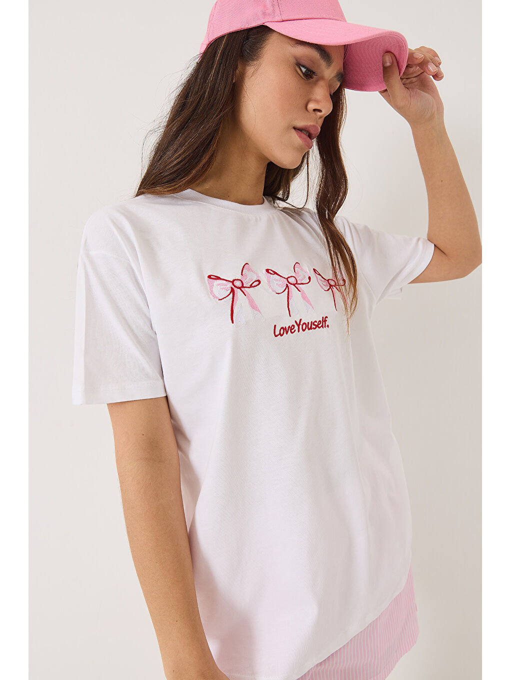 Beyaz Kadın Bisiklet Yaka Kısa Kollu Nakışlı T-Shirt-5