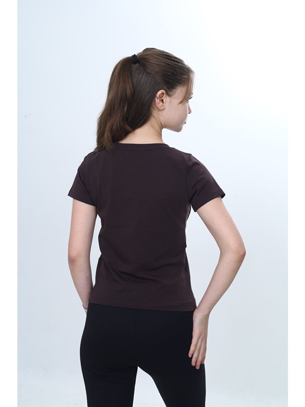 Kahverengi Kız Çocuk Bisiklet Yaka Kısa Kollu Dikiş Detaylı Metal Armalı Tişört 24984-5