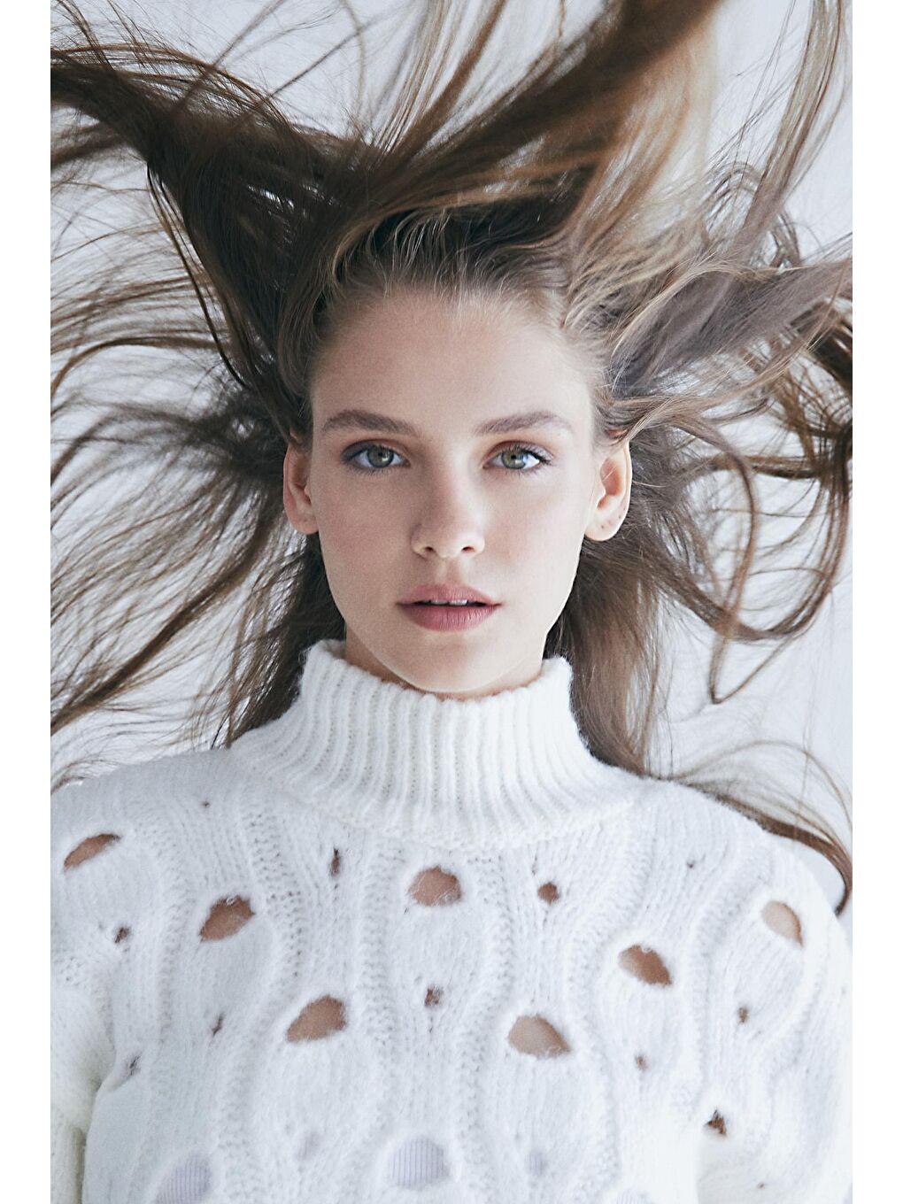 Ekru Dik Yakali Delik Jakar Detaylı Kazak