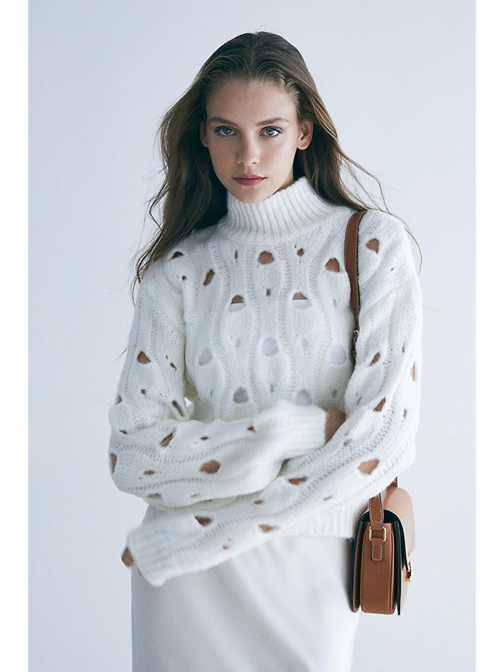 Ekru Dik Yakali Delik Jakar Detaylı Kazak-1