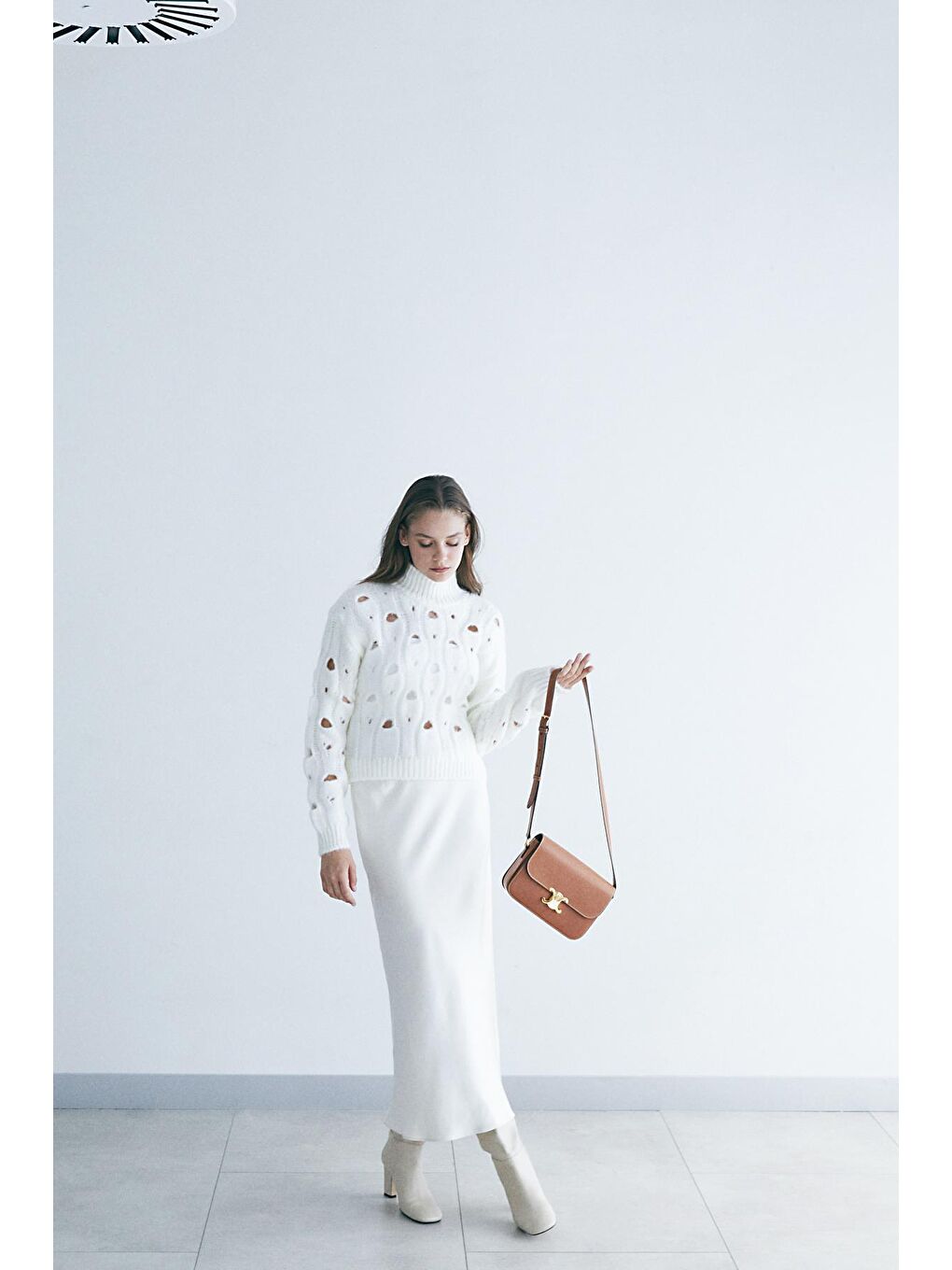 Ekru Dik Yakali Delik Jakar Detaylı Kazak-2