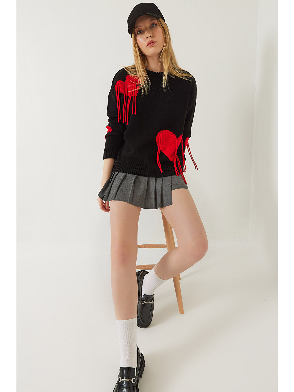 Siyah Kadın Kalpli Saçaklı Triko Kazak