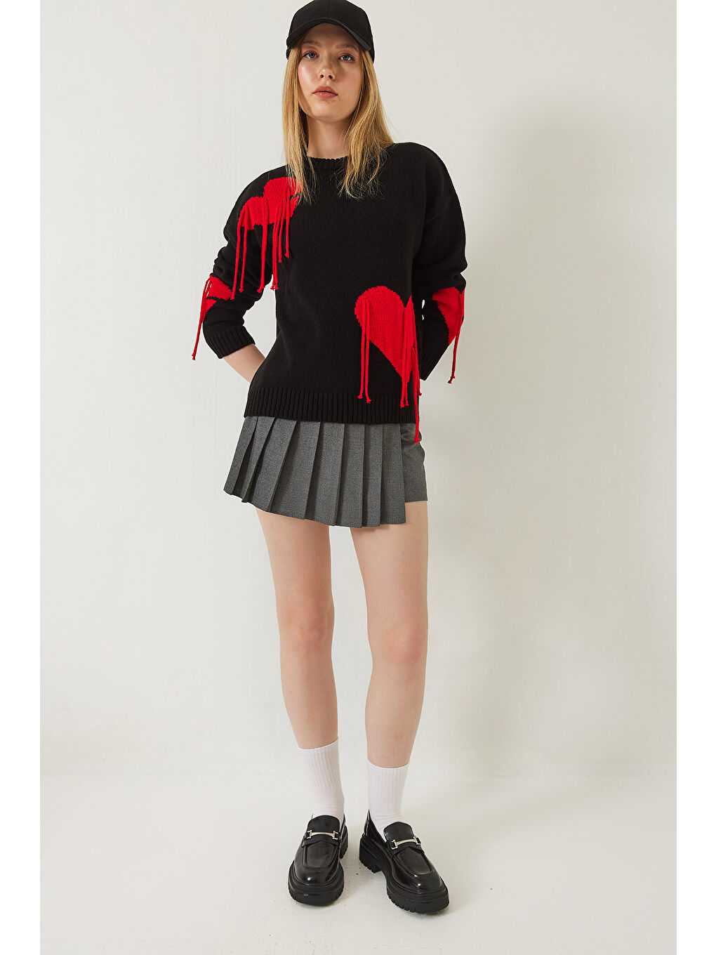 Siyah Kadın Kalpli Saçaklı Triko Kazak-1