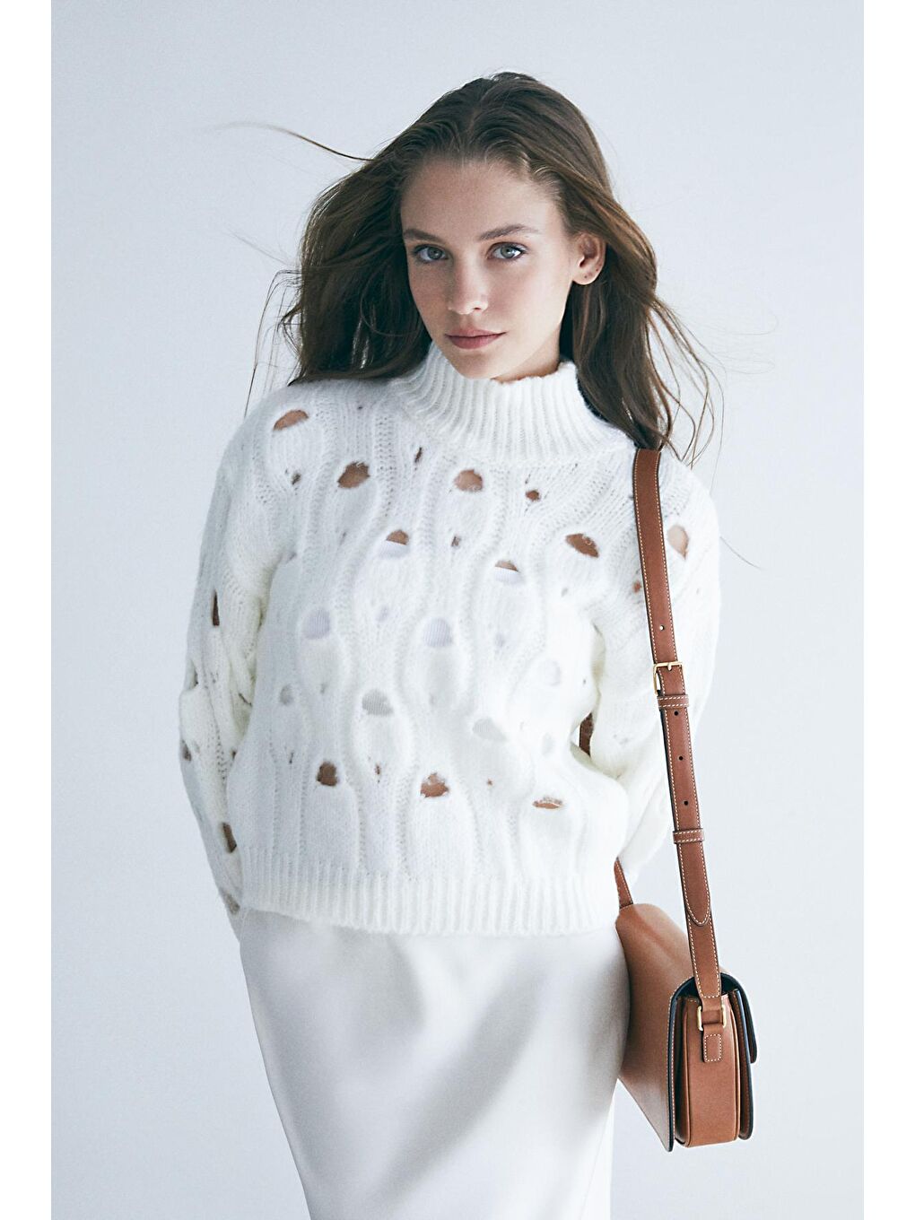 Ekru Dik Yakali Delik Jakar Detaylı Kazak-3