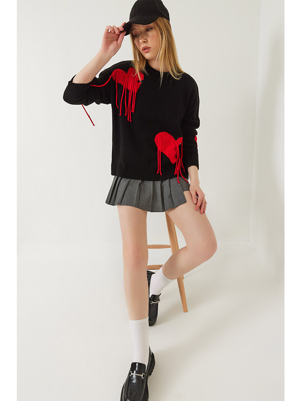 Siyah Kadın Kalpli Saçaklı Triko Kazak-2