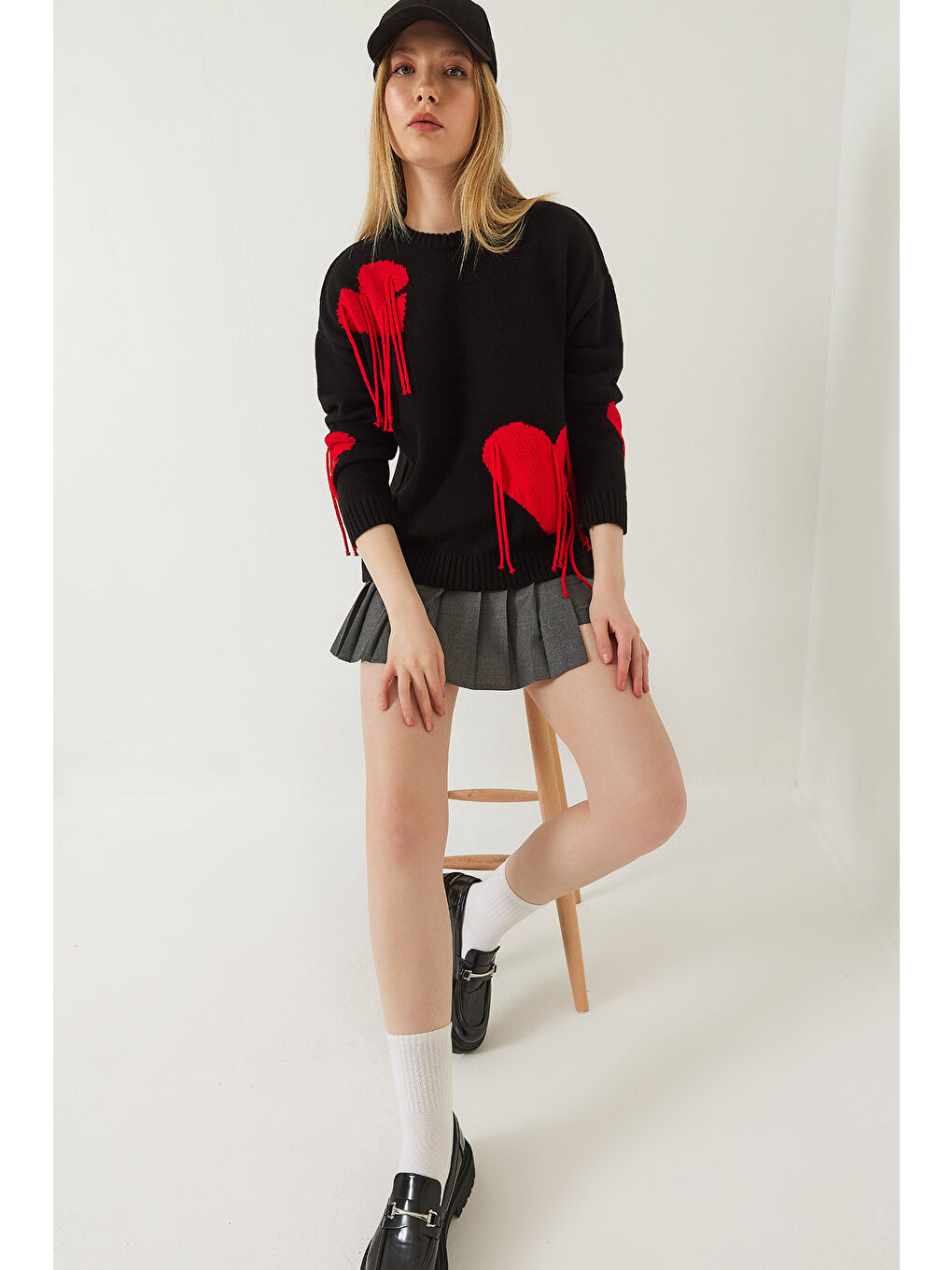 Siyah Kadın Kalpli Saçaklı Triko Kazak-3