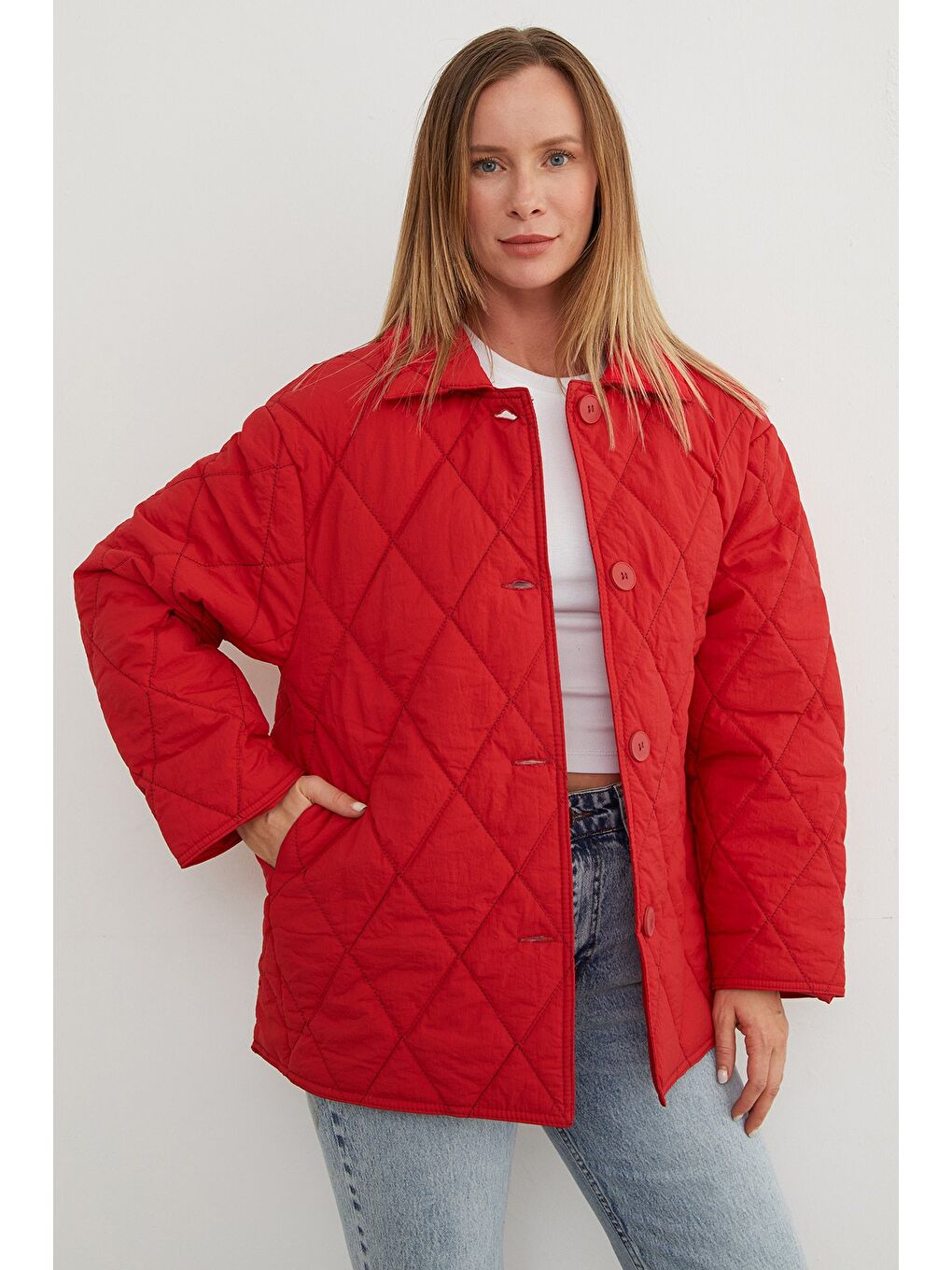 Kırmızı Baklava Desen Kapitone Oversize Düğmeli Mont-4