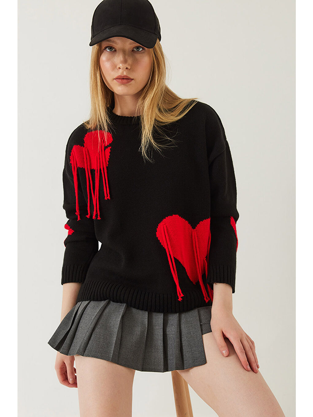 Siyah Kadın Kalpli Saçaklı Triko Kazak-4