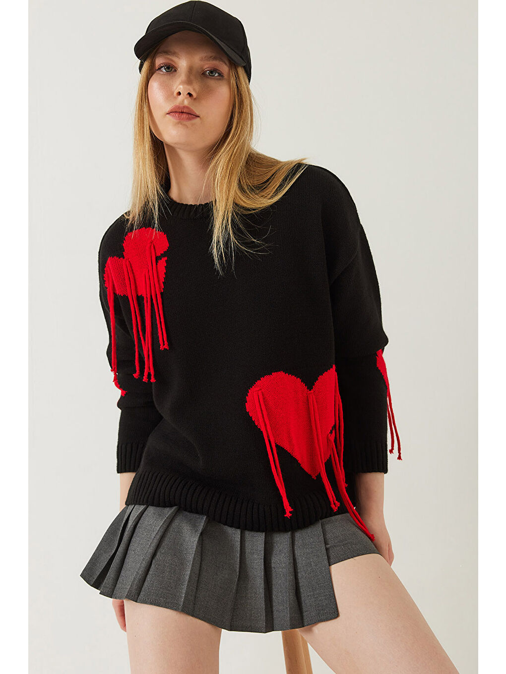 Siyah Kadın Kalpli Saçaklı Triko Kazak-5