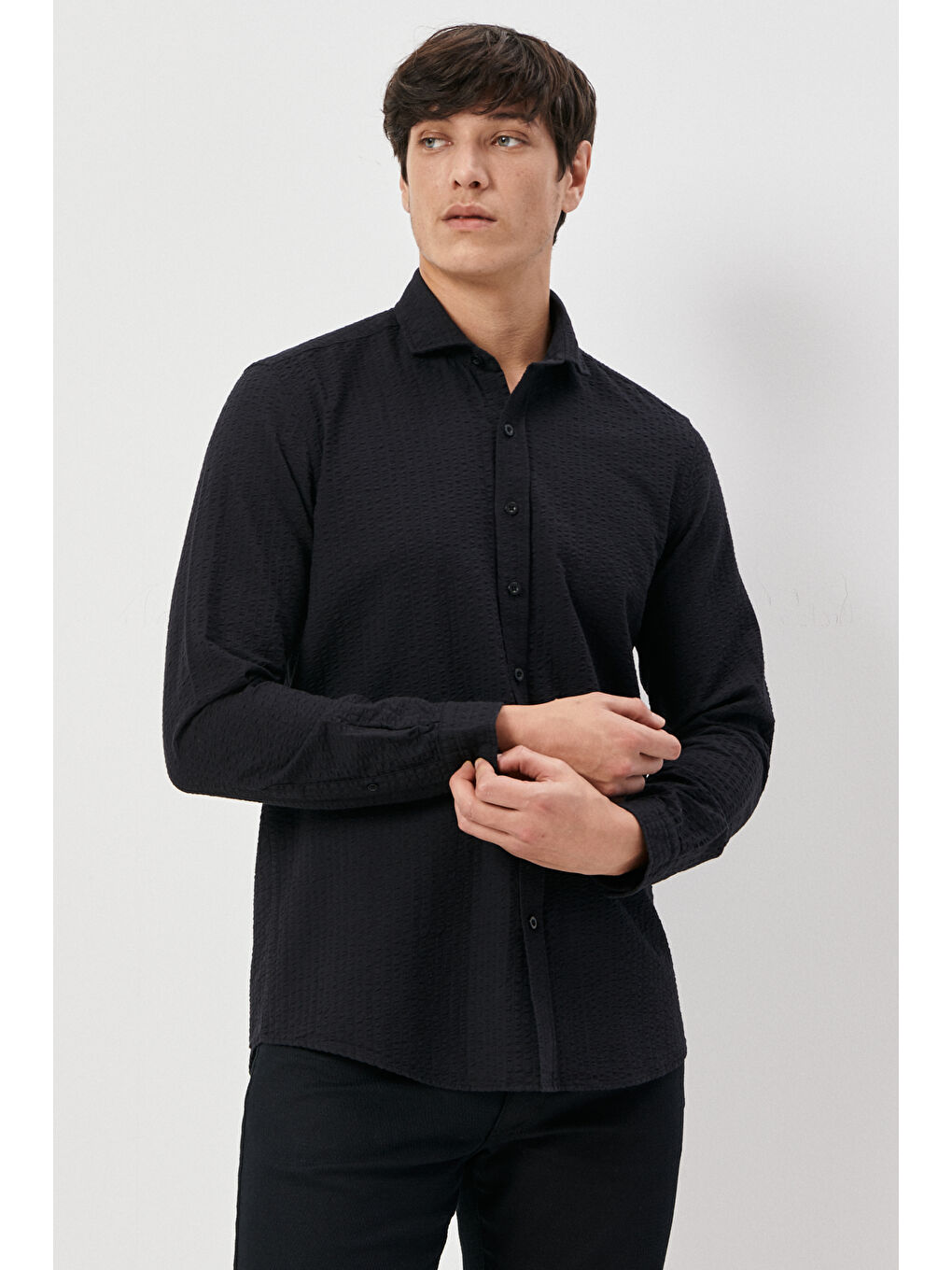 Erkek Siyah Slim Fit Dar Kesim İtalyan Yaka %100 Pamuk Gofre Gömlek