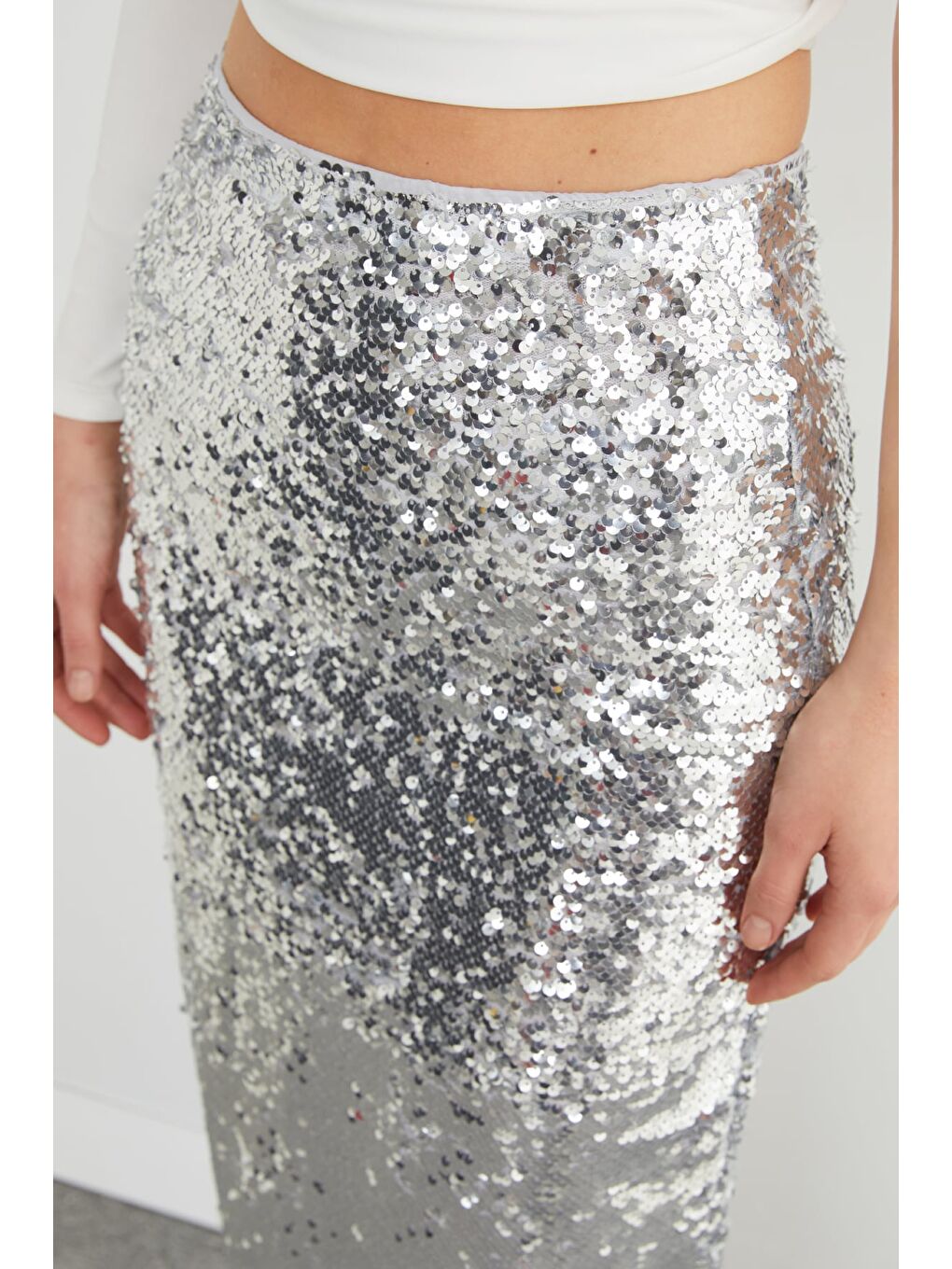 Gri Şifon Detaylı Yırtmaçlı Pul Payet Maxi Etek-3