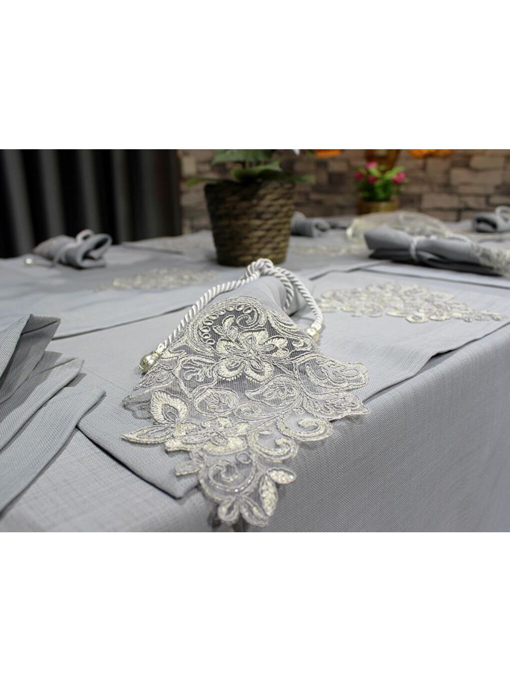 Fransız Dantelli El İşi Hercai 34 Parça Amerikan Servis Seti Gri