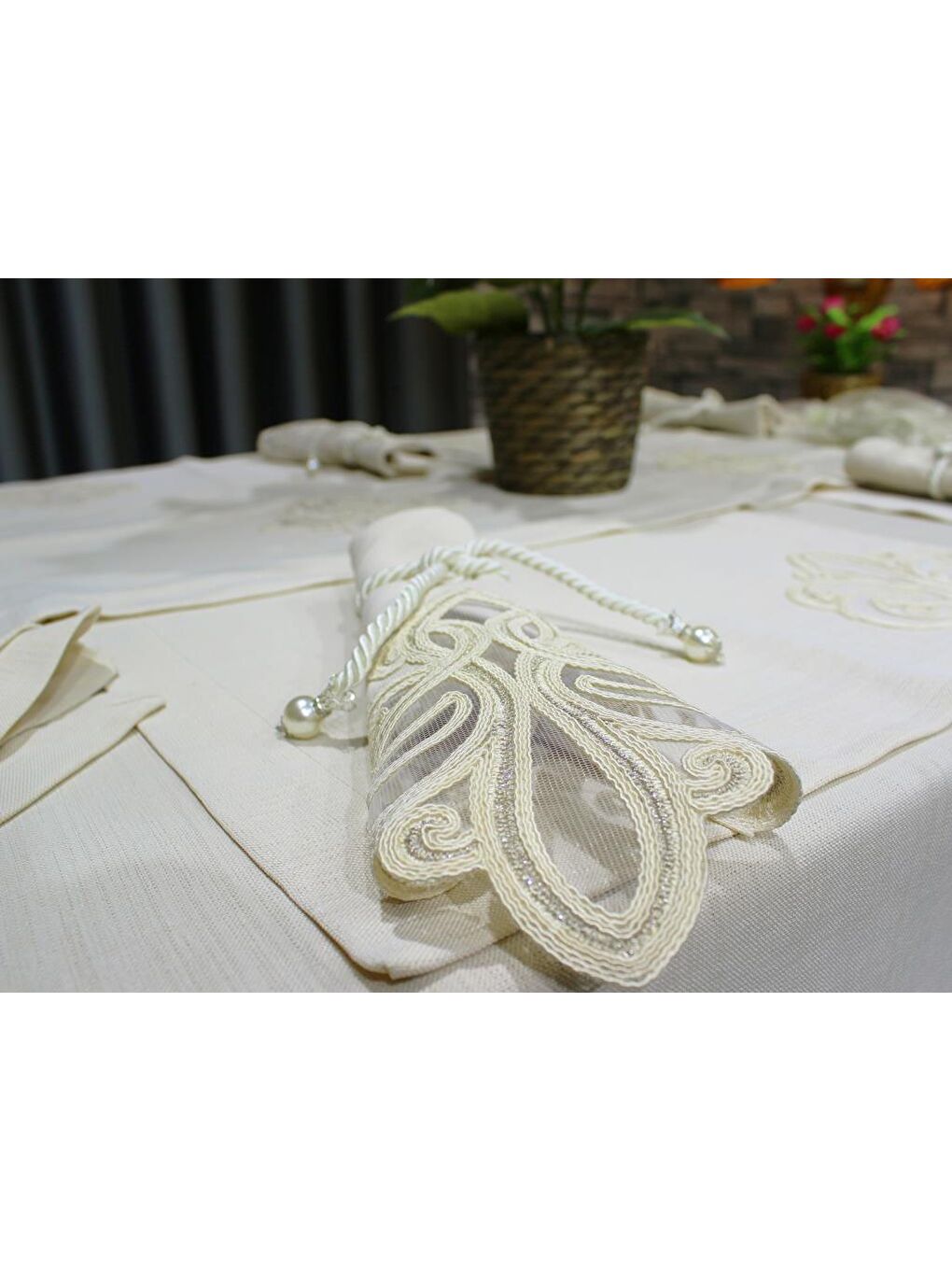 Kahverengi Fransız Dantelli El İşi Sırma 34 Parça Amerikan Servis Seti Cappucino