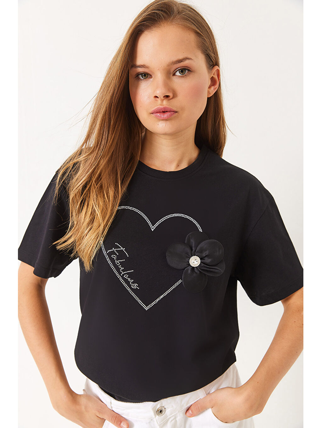 Siyah Kadın Kalpli Taş Baskılı Çiçek Aksesuarlu Bisiklet Yaka Pamuklu T-Shirt-1