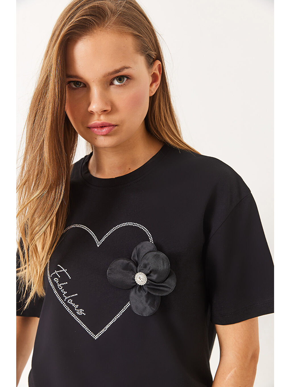 Siyah Kadın Kalpli Taş Baskılı Çiçek Aksesuarlu Bisiklet Yaka Pamuklu T-Shirt-2