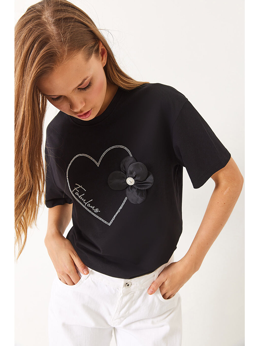 Siyah Kadın Kalpli Taş Baskılı Çiçek Aksesuarlu Bisiklet Yaka Pamuklu T-Shirt-3