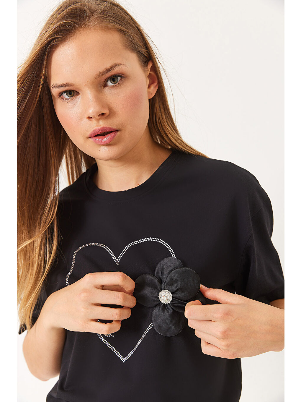 Siyah Kadın Kalpli Taş Baskılı Çiçek Aksesuarlu Bisiklet Yaka Pamuklu T-Shirt-4