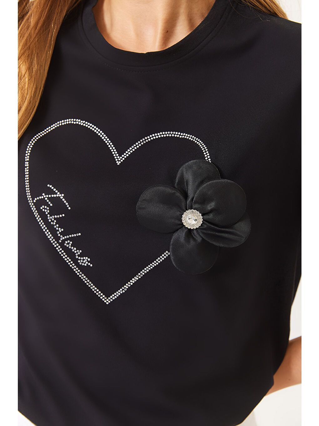 Siyah Kadın Kalpli Taş Baskılı Çiçek Aksesuarlu Bisiklet Yaka Pamuklu T-Shirt-5