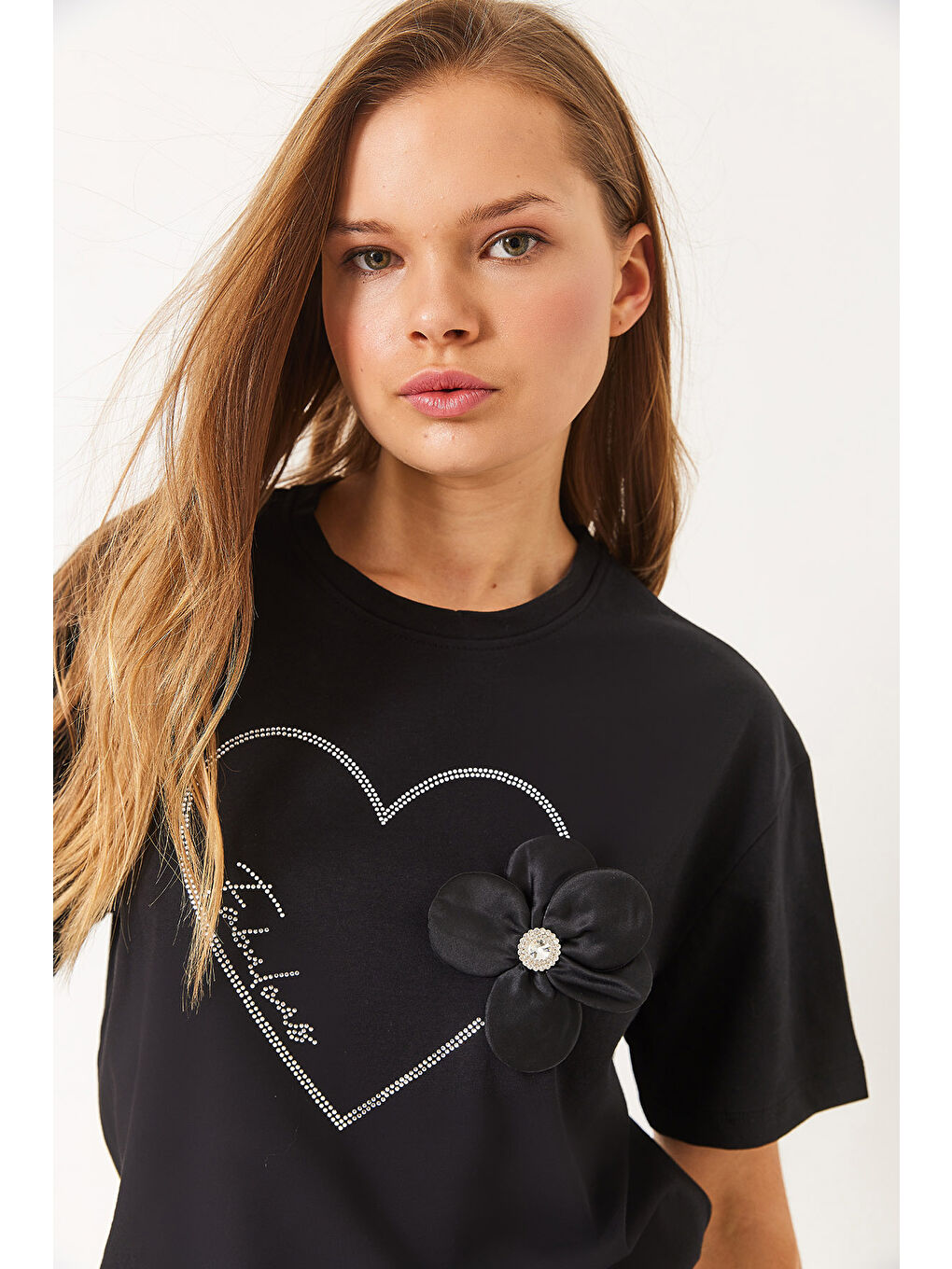 Siyah Kadın Kalpli Taş Baskılı Çiçek Aksesuarlu Bisiklet Yaka Pamuklu T-Shirt-6
