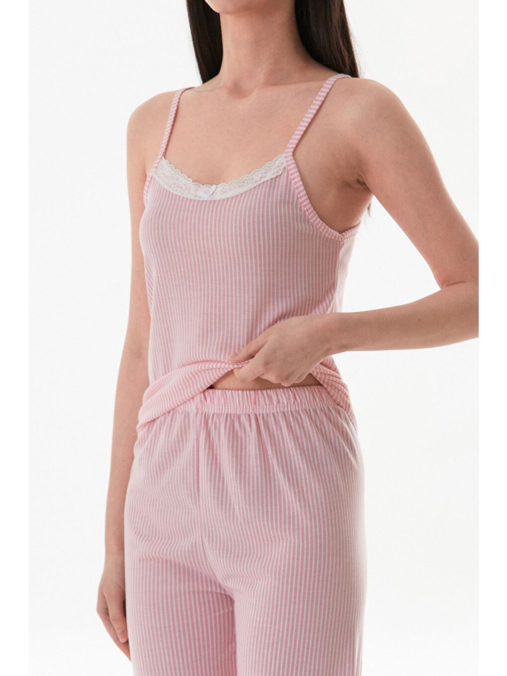 Pembe İnce Çizgili Askılı Dantelli Pijama Takımı-4