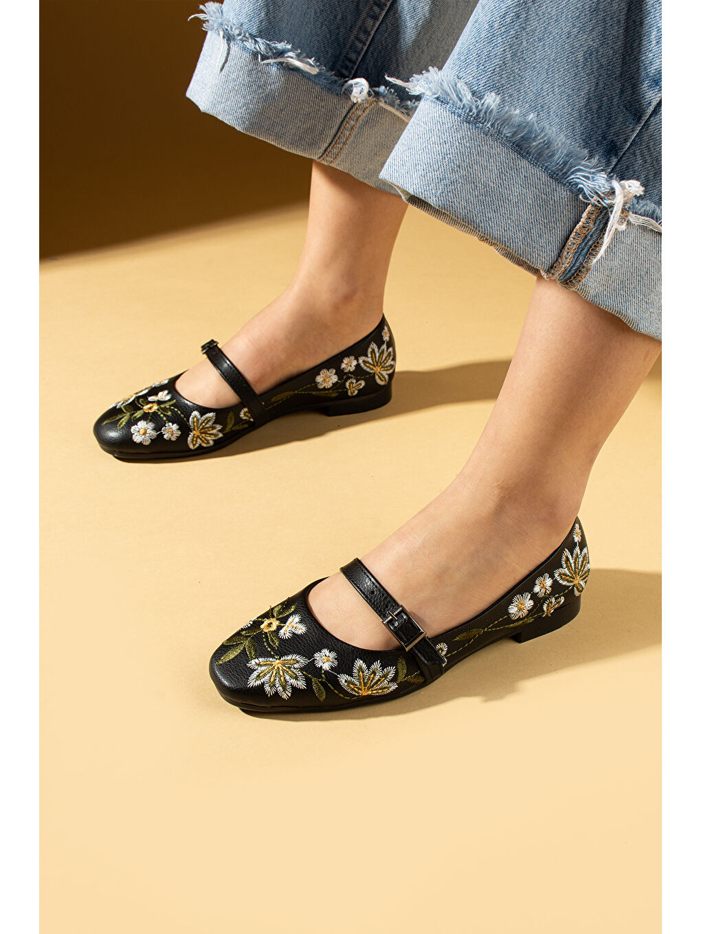 Siyah Çiçek Desenli Tokalı Rahat Kalıp Kadın Babet 69-011-25Cilt