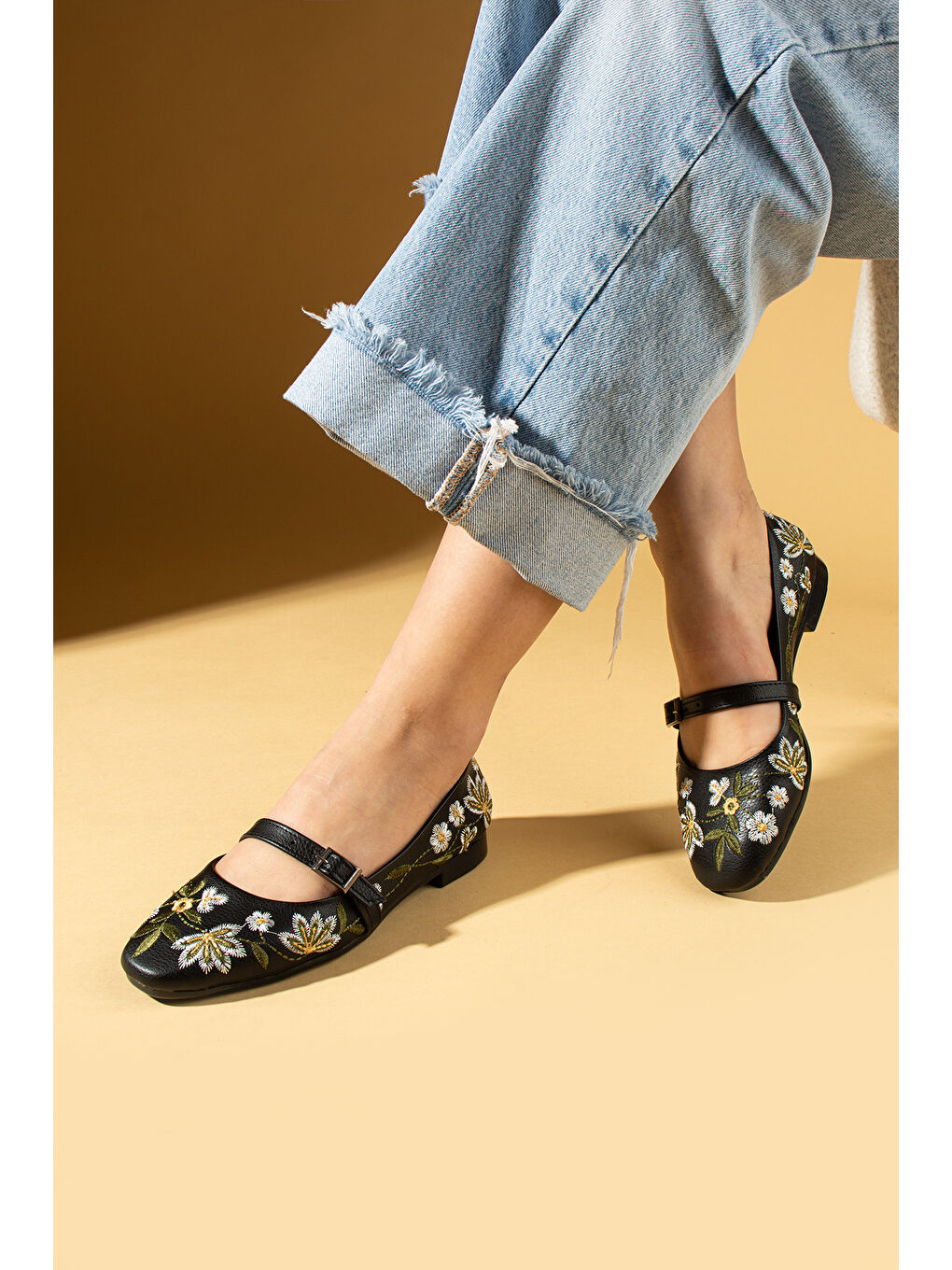 Siyah Çiçek Desenli Tokalı Rahat Kalıp Kadın Babet 69-011-25Cilt-1