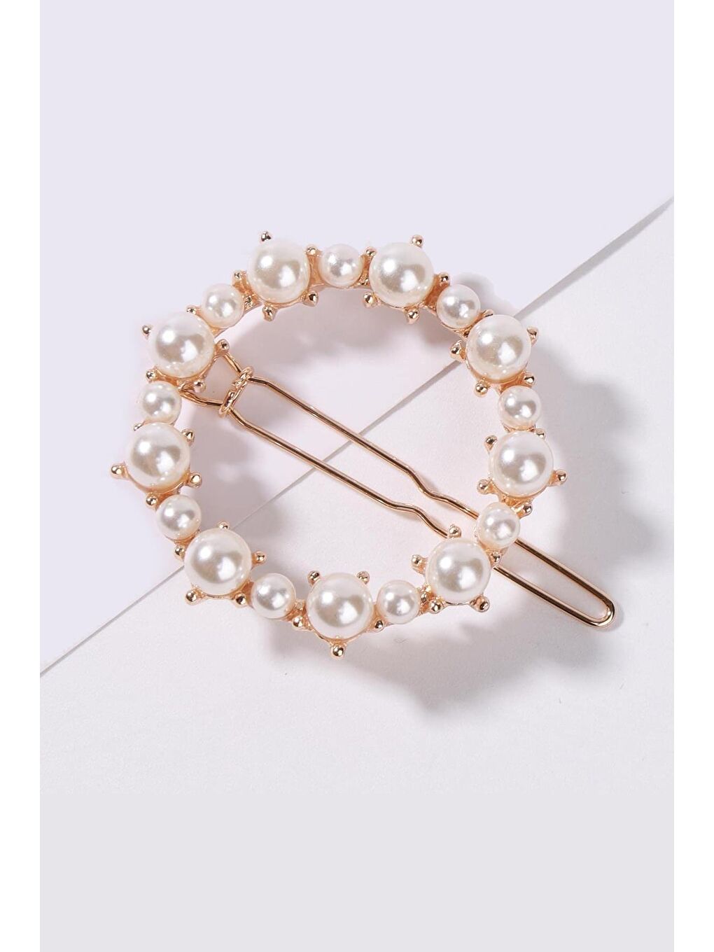 Beyaz İnci Detaylı Yuvarlak Klipsli Toka