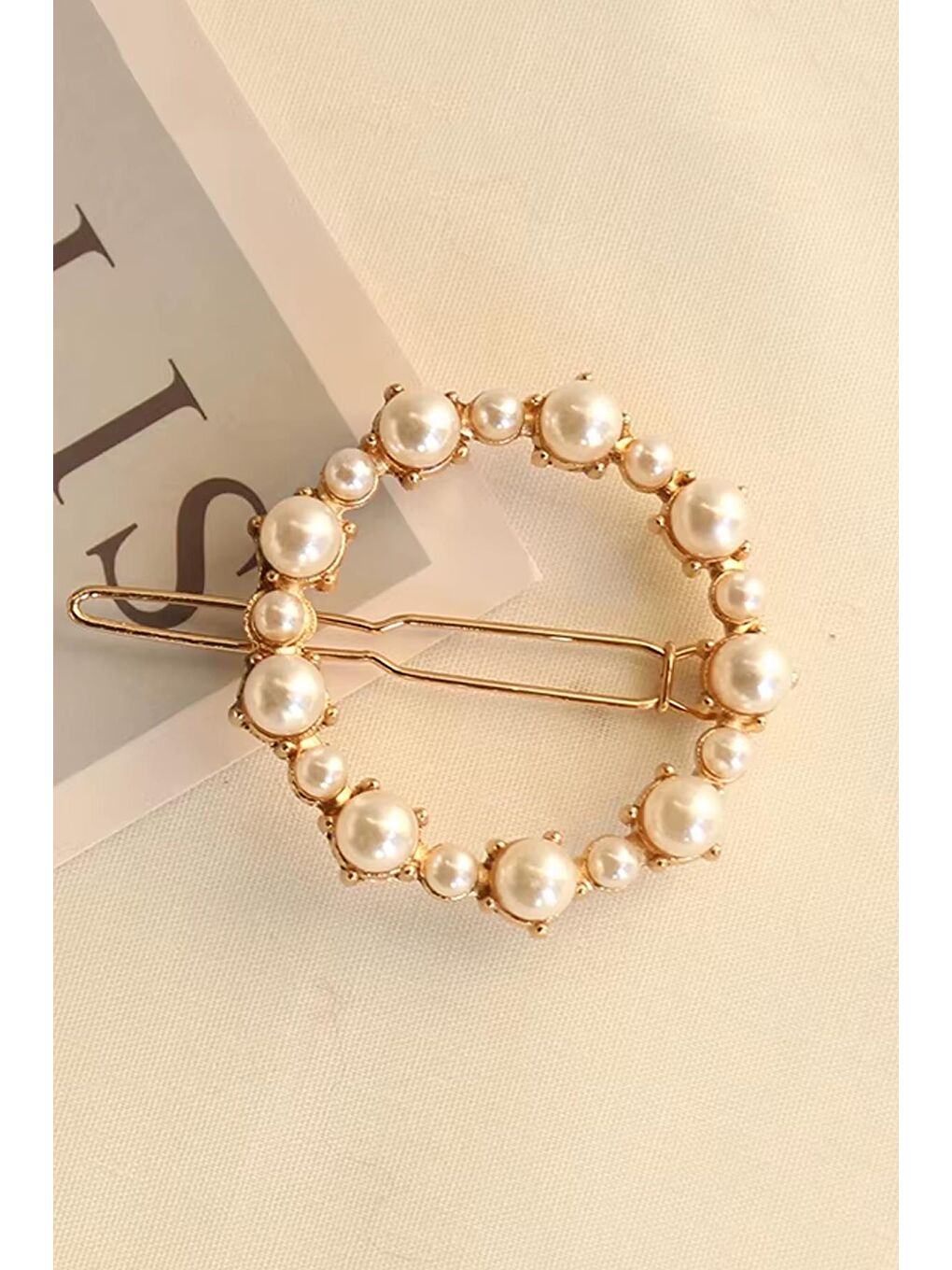 Beyaz İnci Detaylı Yuvarlak Klipsli Toka-1