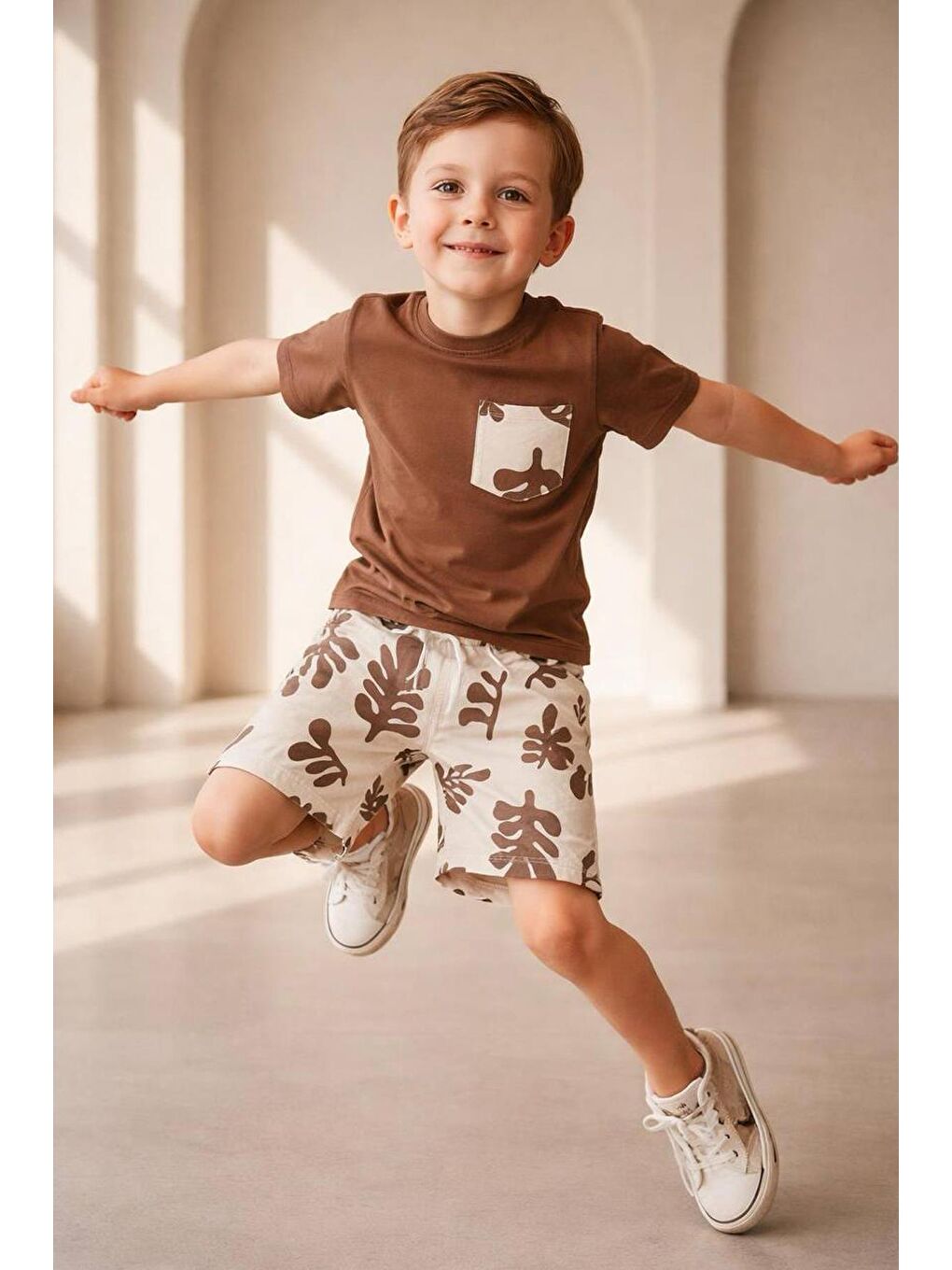 Kahverengi Erkek Çocuk Pamuklu Baskılı Cep Detaylı T-Shirt Ve Şort 2'Li Takım