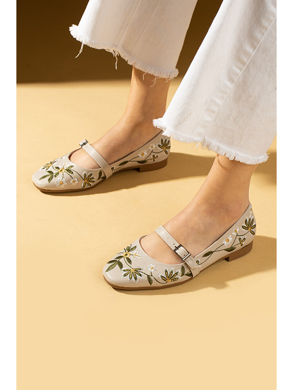 Bej Çiçek Desenli Tokalı Rahat Kalıp Kadın Babet 69-011-25Cilt